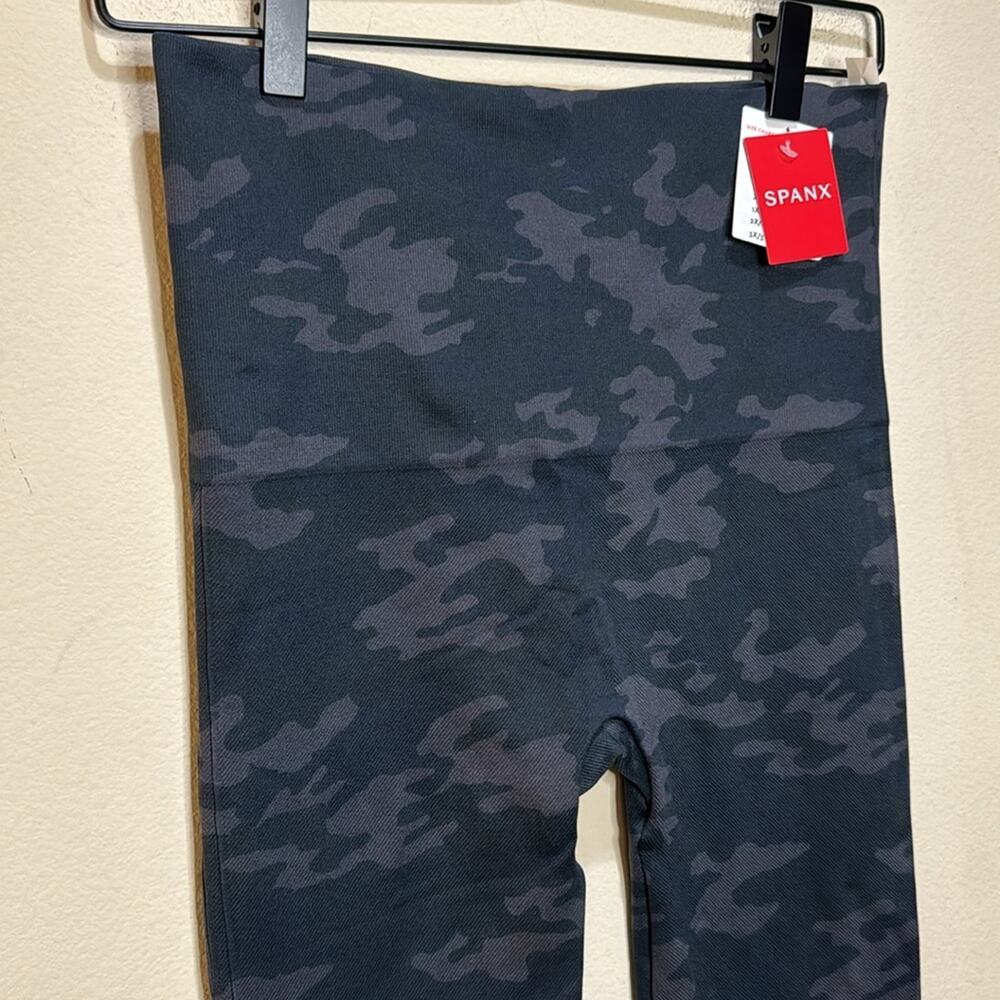 SPANX Look at Me Now High-Waisted Seamless Leggings - Black Camo L - Picture 3 of 6
